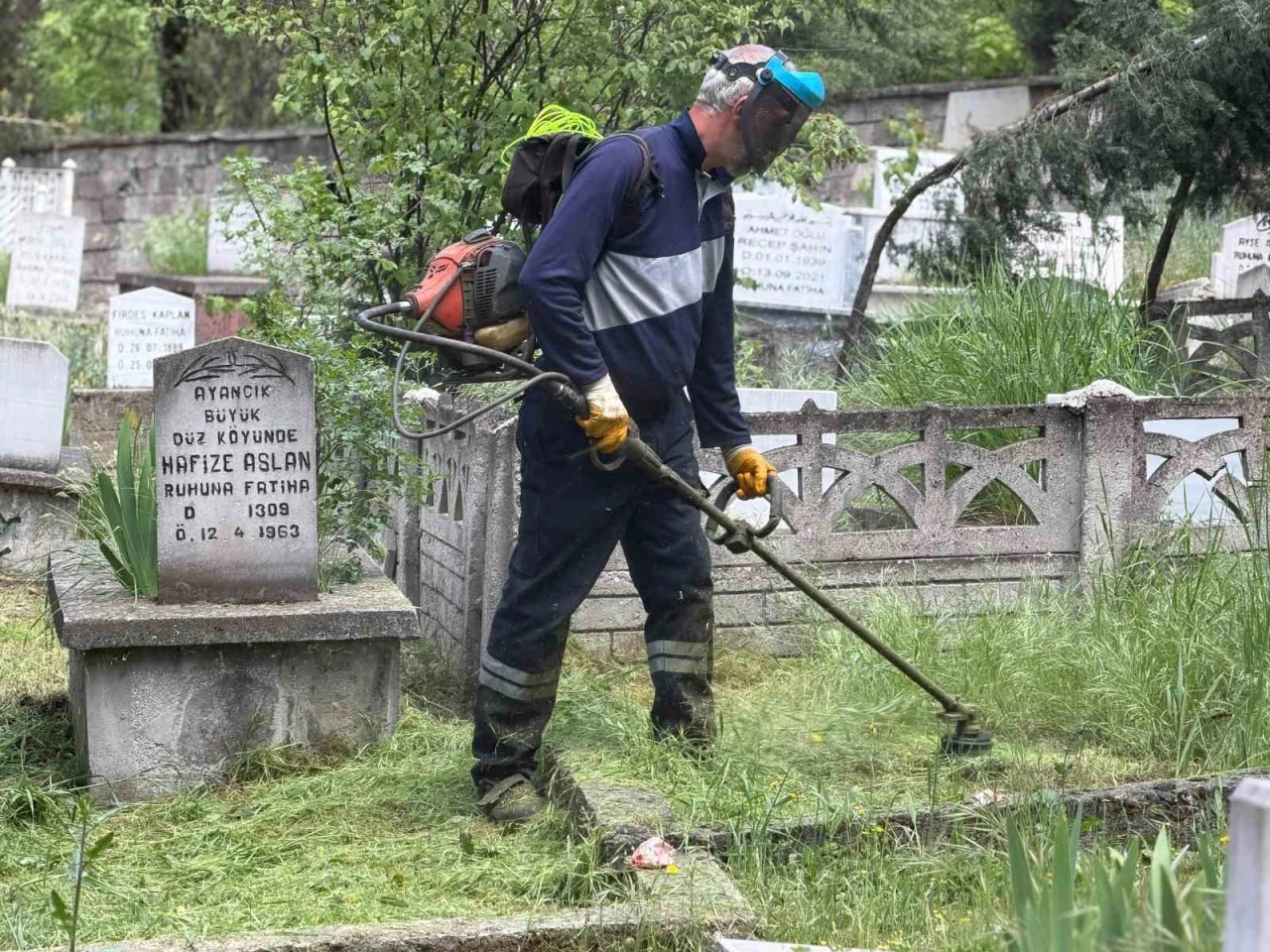 Karab&uuml;k&rsquo;te mezarlıklarda bayram mesaisi başladı
