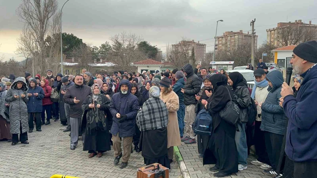 Karab&uuml;k&rsquo;te &ouml;ğrenci, &ouml;ğretmen ve veliler umre i&ccedil;in yola &ccedil;ıktı
