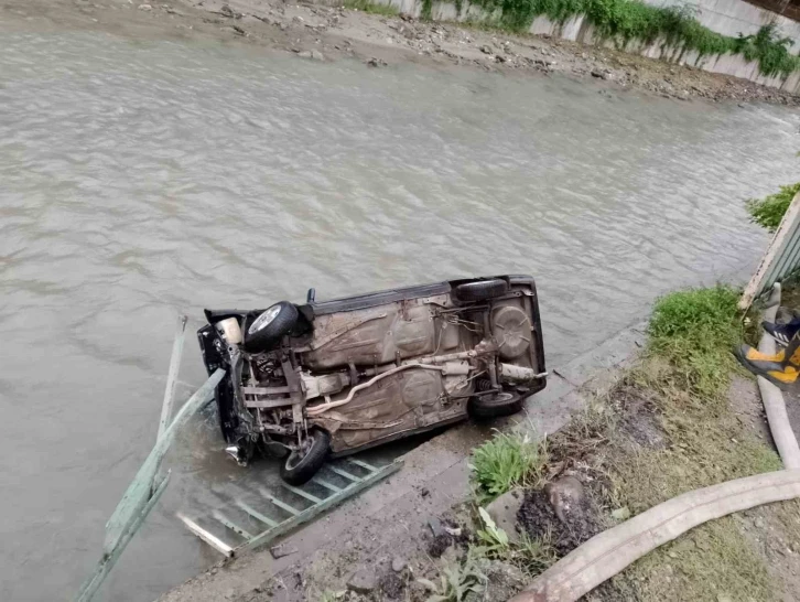 Karabük’te otomobil çaya uçtu: 1 yaralı
