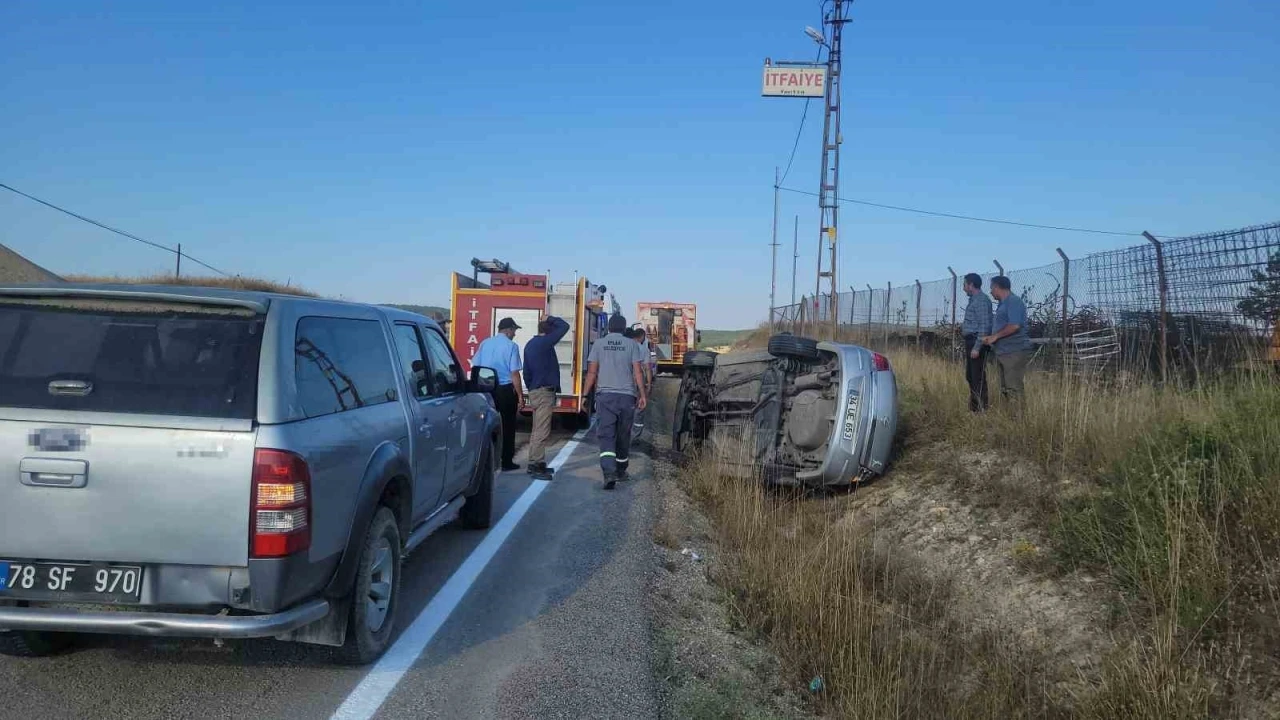 Karab&uuml;k&rsquo;te otomobil devrildi, 2 kişi yaralandı
