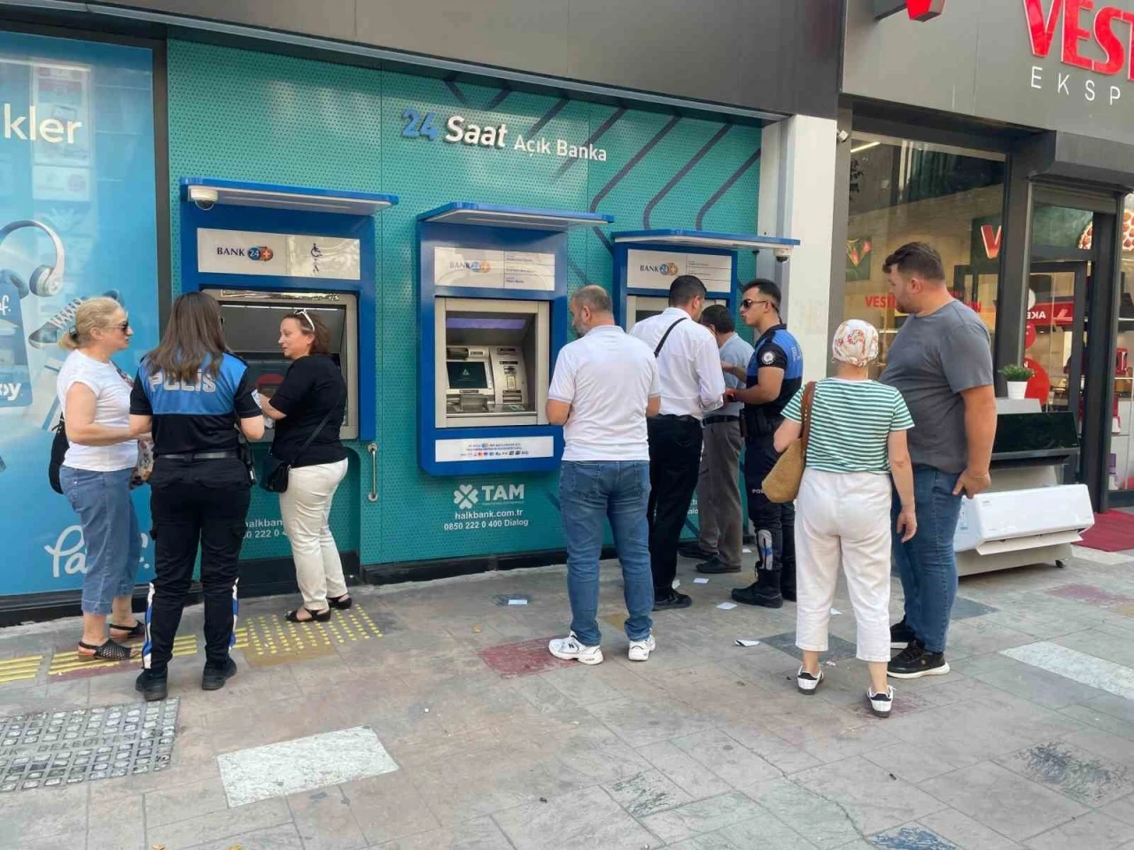 Karabük’te polisler, vatandaşları telefon dolandırıcılığına karşı bilgilendiriyor
