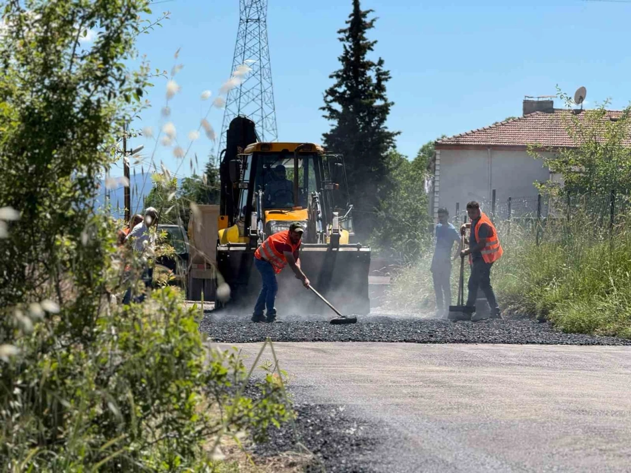 Karab&uuml;k&rsquo;te sıcak asfalt &ccedil;alışmaları devam ediyor
