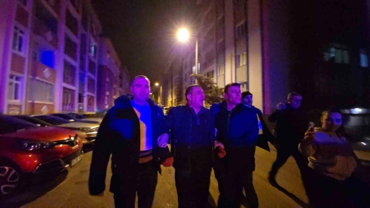 Karab&uuml;k&rsquo;te sıcak saatler: Kapısına gelen kızının erkek arkadaşını av t&uuml;feği ile ayağından vurarak yaraladı
