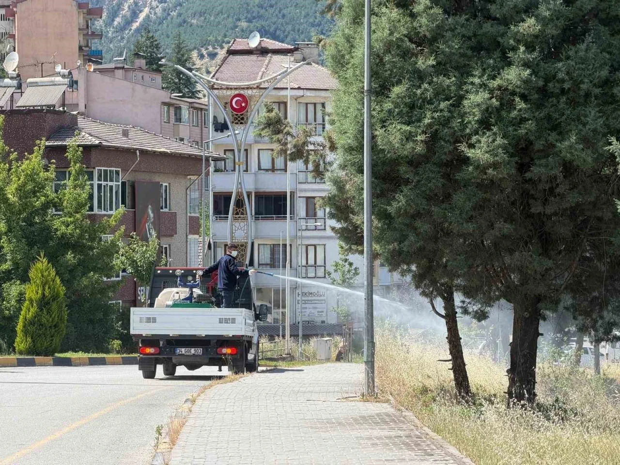 Karab&uuml;k&rsquo;te sinek ve haşereyle m&uuml;cadele &ccedil;alışmaları s&uuml;r&uuml;yor
