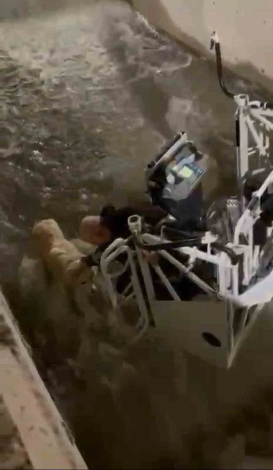 Karab&uuml;k&rsquo;te su kanalına d&uuml;şen k&ouml;peği itfaiye kurtardı
