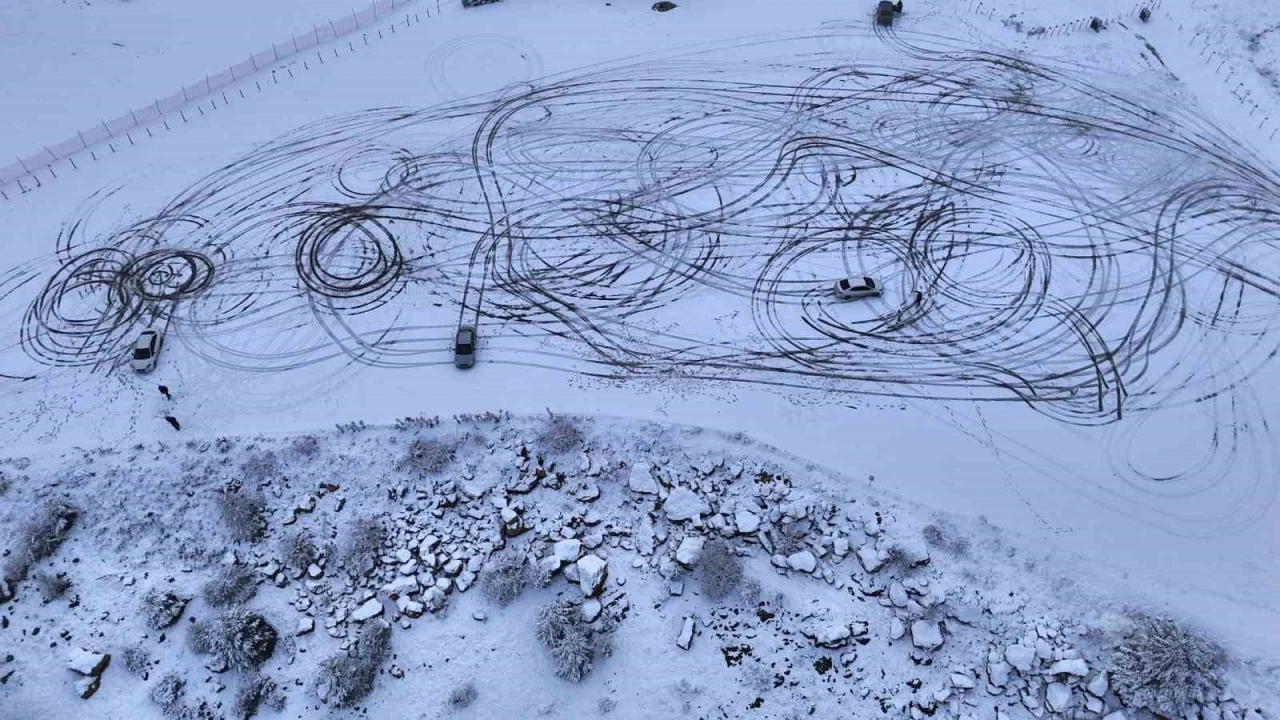 Karab&uuml;k&rsquo;te s&uuml;r&uuml;c&uuml;ler karın tadını drift atarak &ccedil;ıkardı
