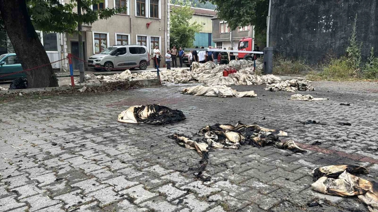 Karab&uuml;k&rsquo;te tekstil işletmesinde yangın paniği
