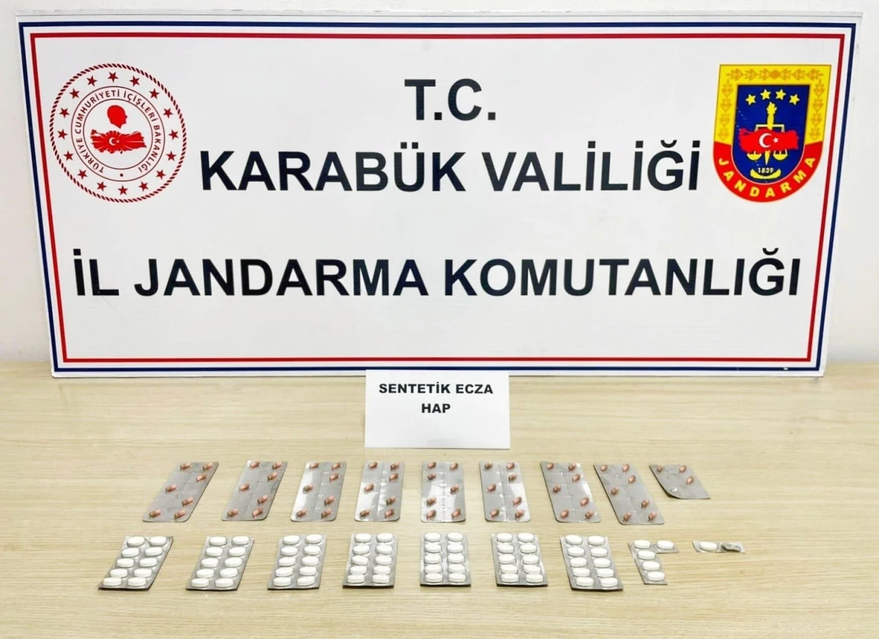 Karab&uuml;k&rsquo;te uyuşturucu operasyonu: 151 sentetik hap ele ge&ccedil;irildi

