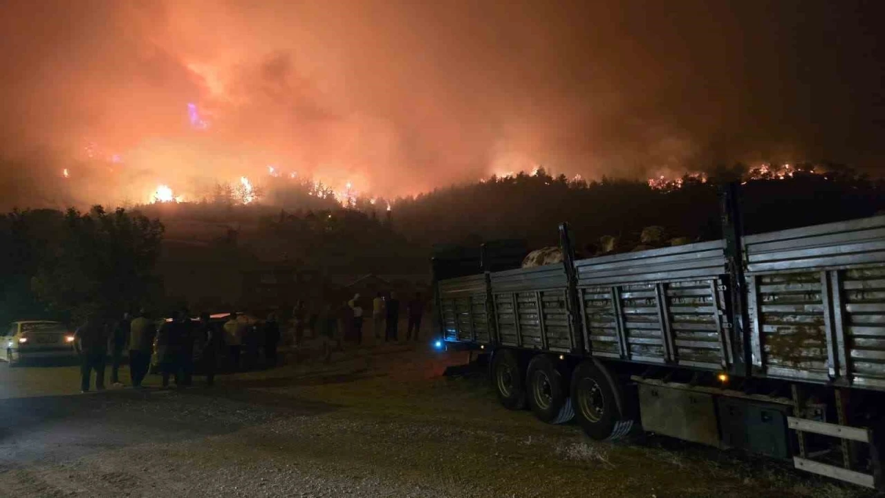 Karabük’teki yangın Ankara karayoluna indi
