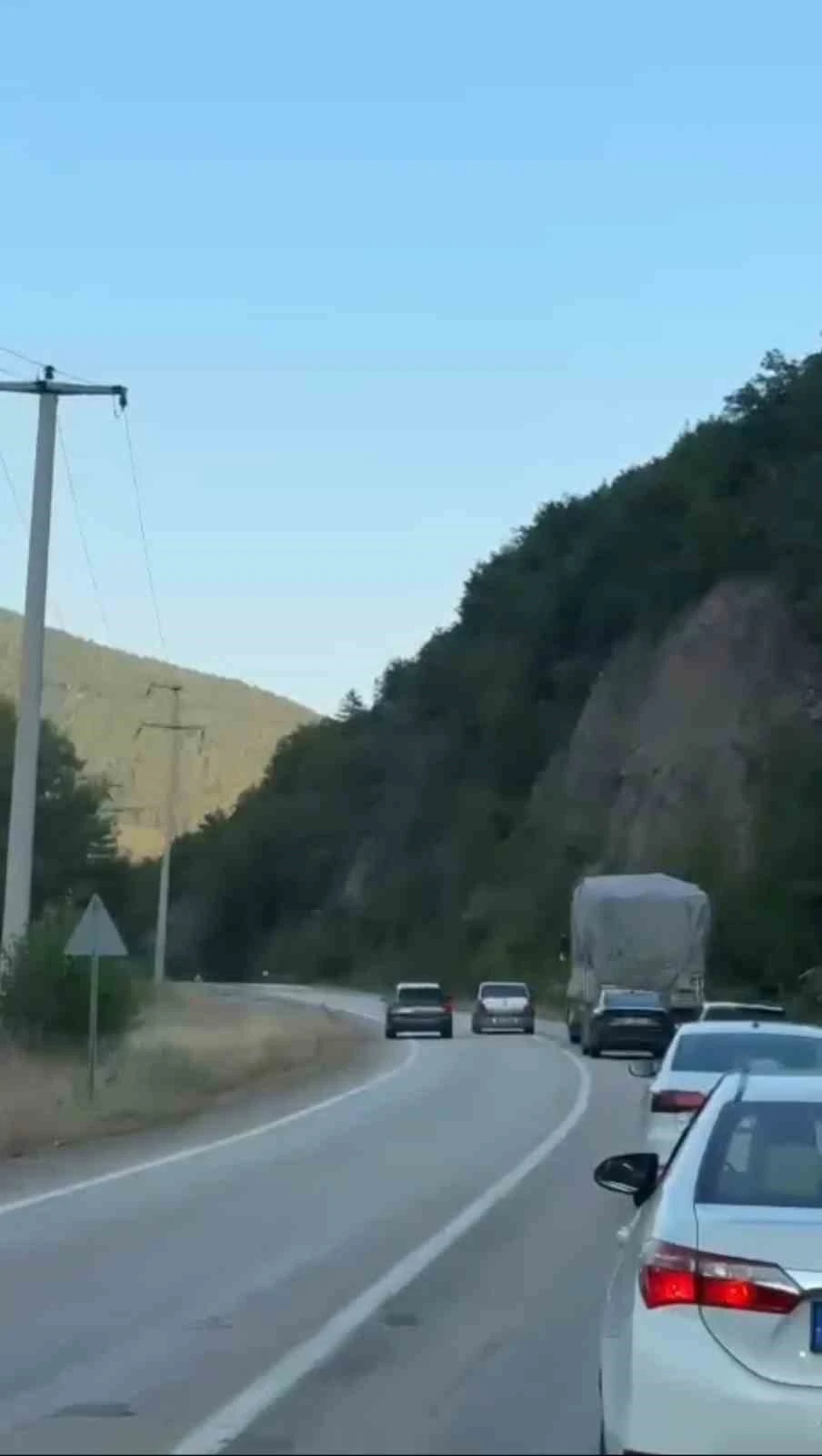Karab&uuml;k-Yenice kara yolunda tehlikeli sollamalar kamerada
