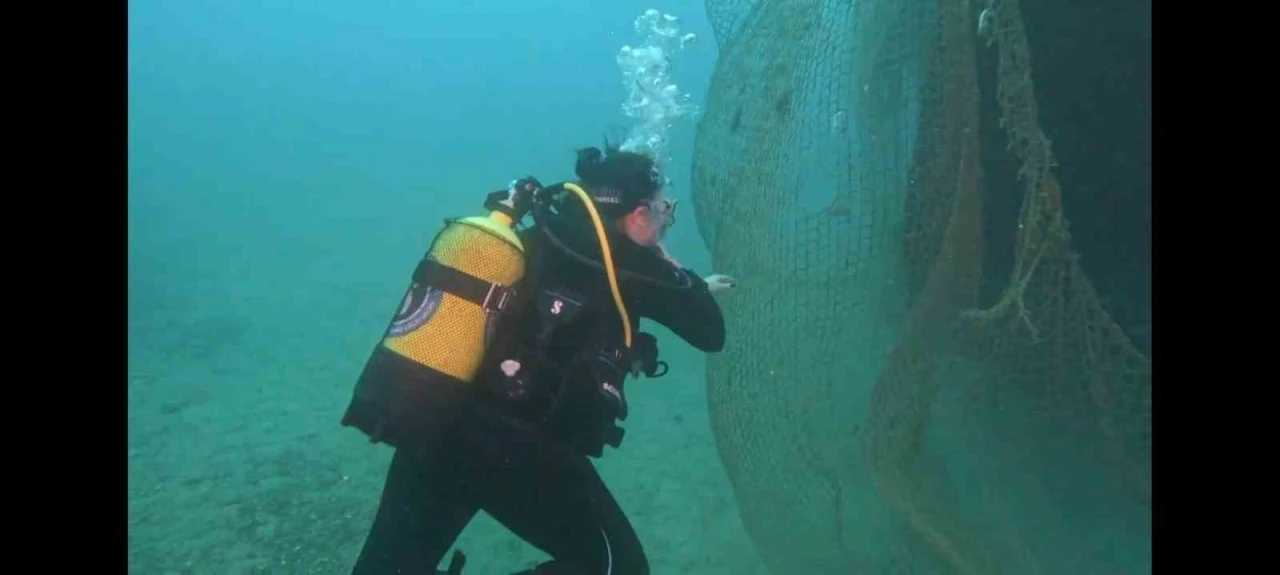 Karaburun’da hayalet ağlar toplandı
