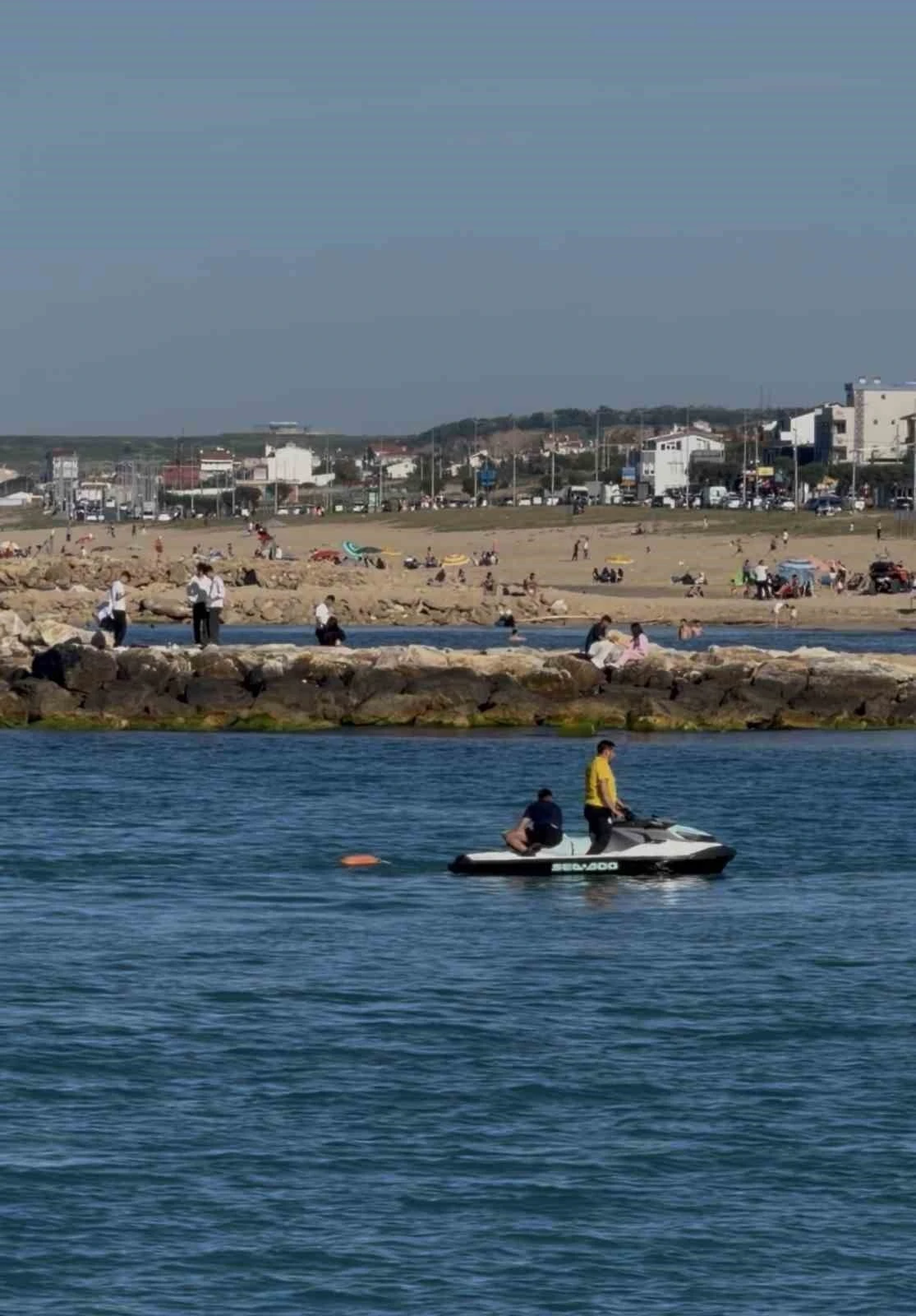 Karaburun Sahili&rsquo;nde boğulma tehlikesi ge&ccedil;iren kişi son anda kurtarıldı
