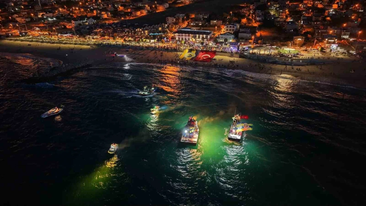 Karaburun sahili sarı-lacivert renklere b&uuml;r&uuml;nd&uuml;
