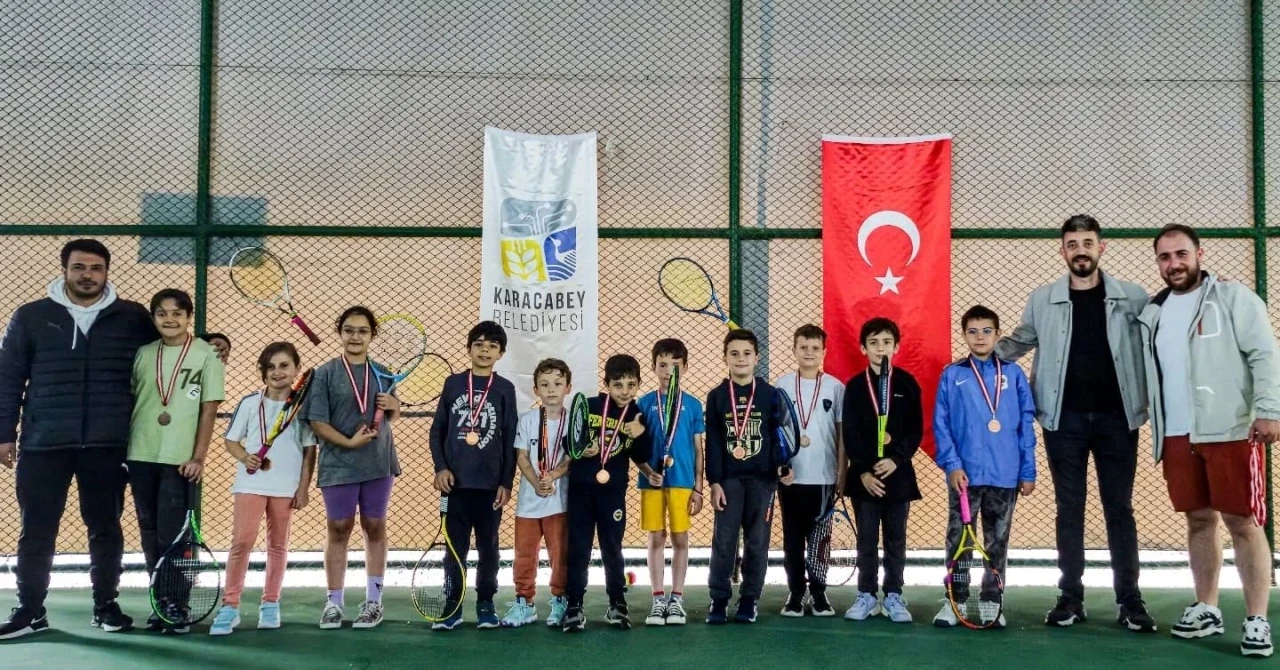 Karacabey Belediyesi Spor Tesisleri’nde minik raketler sahne aldı
