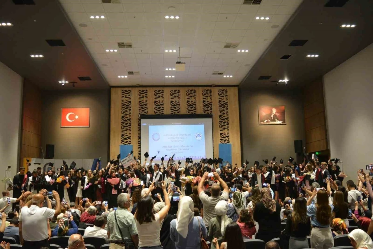 Karacabey MYO&rsquo;nun 30. d&ouml;nem mezunları kep attı
