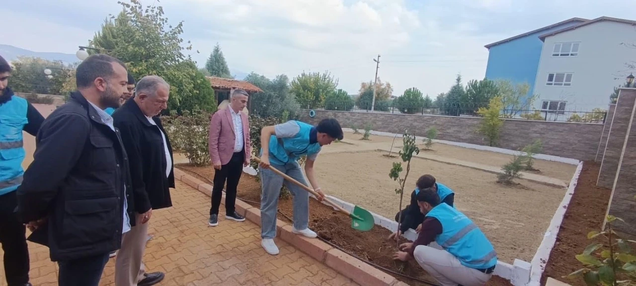 Karacasu Belediyesi’nden öğrenci yurdu bahçesine yeşil dokunuş

