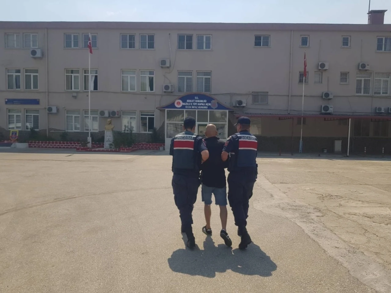 Karacasu’da 10 yıl hapis cezası bulunan şahıs yakalandı
