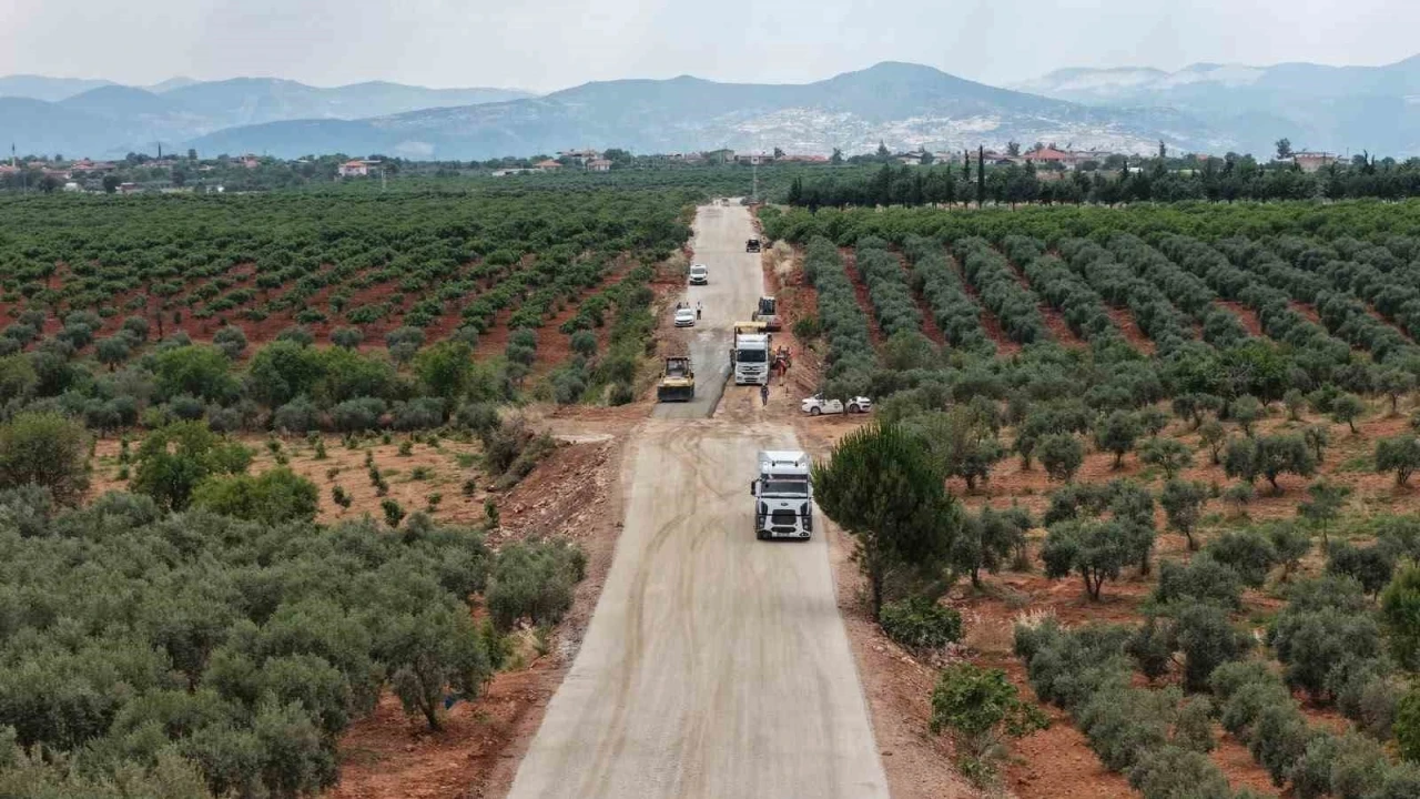Karacasu&rsquo;da 20 kilometrelik yolda sathi kaplama &ccedil;alışmaları başladı
