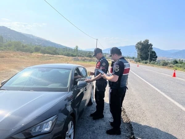 Karacasu’da jandarmadan emniyet kemeri ve hız uyarısı
