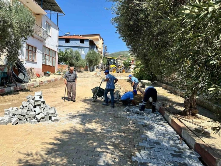 Karacasu’da selden hasar gören yollar yenileniyor