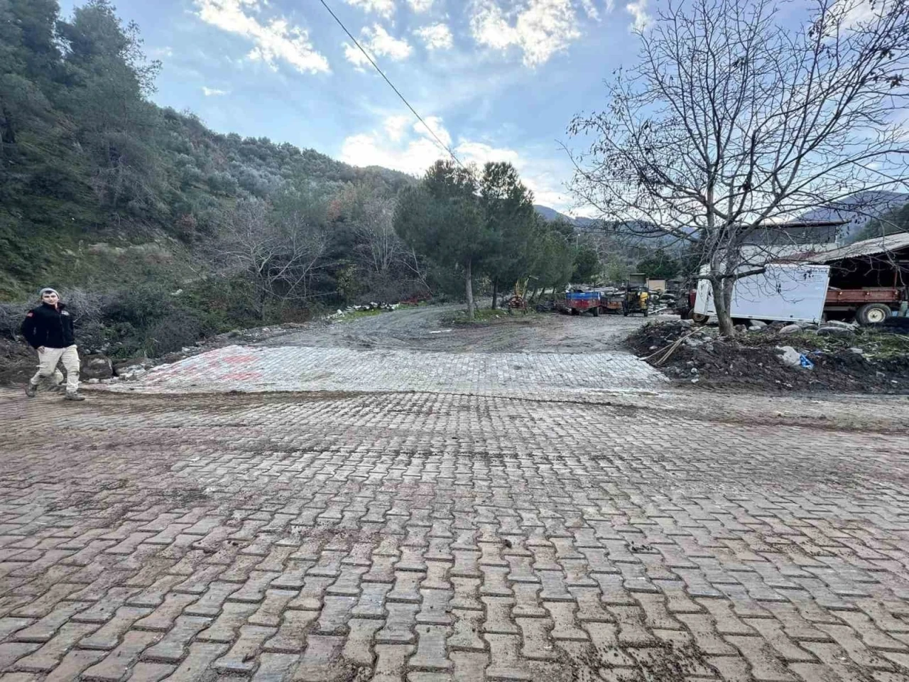 Karacasu’da yol çalışmaları sürüyor
