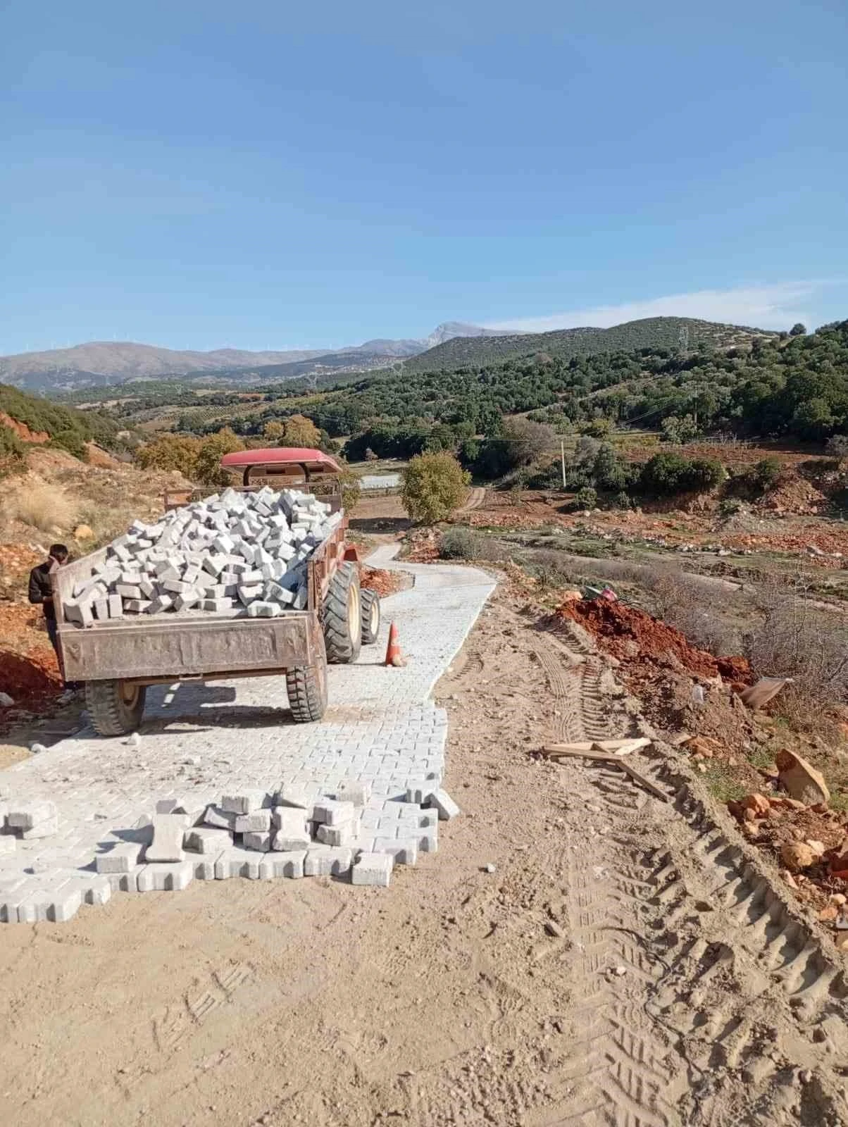 Karacasu Dibekbükü mevkiindeki yol çalışması tamamlandı
