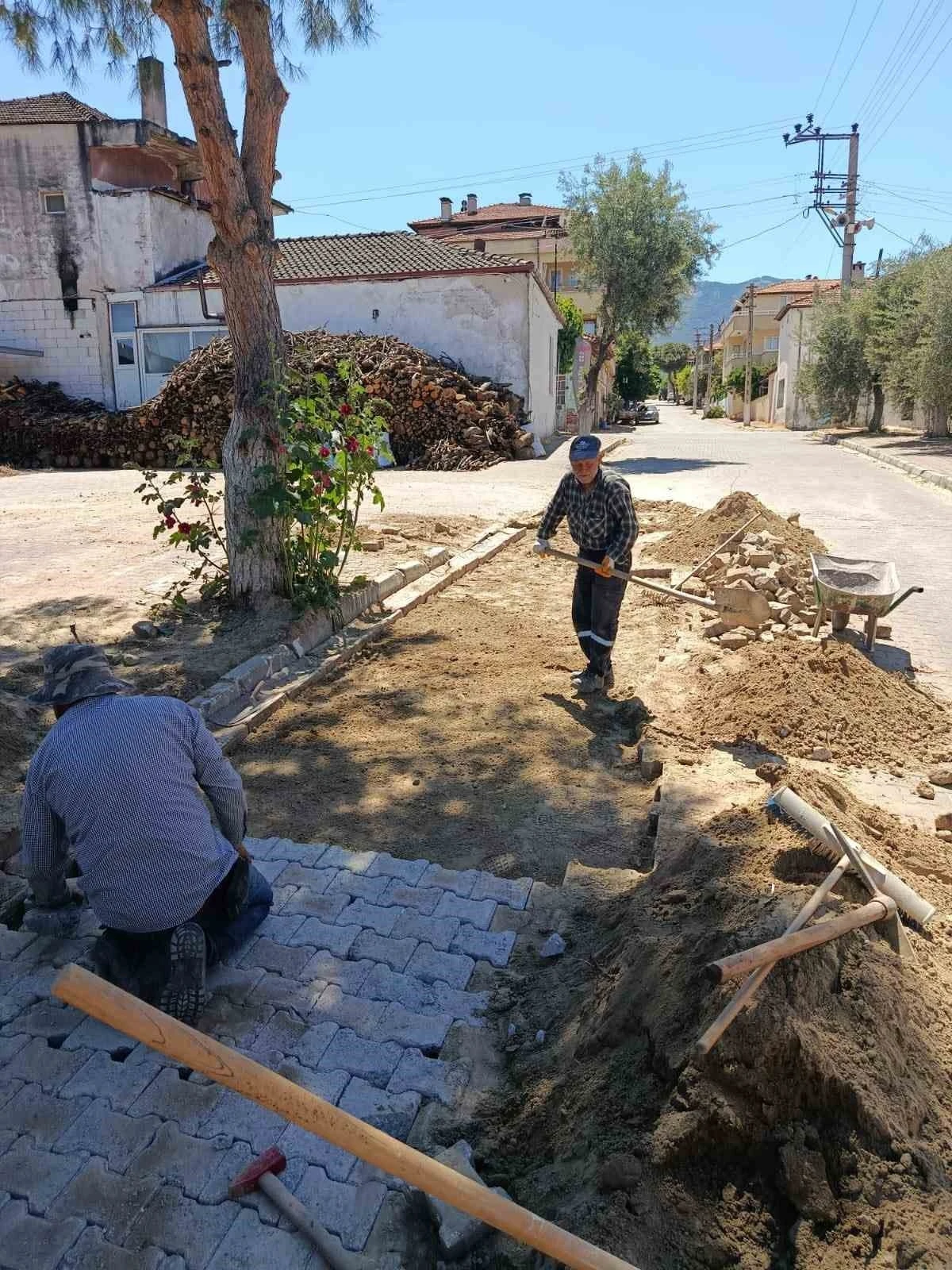 Karacasu’nun yolları yenileniyor
