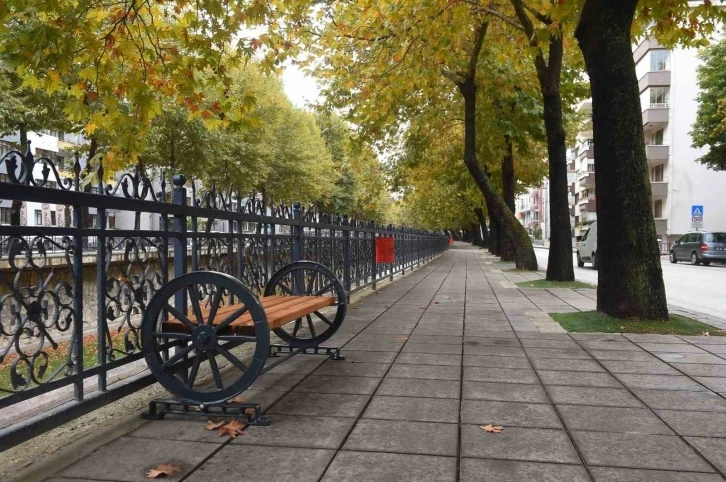 Kara&ccedil;omak Deresi kenarına banklar yerleştirildi
