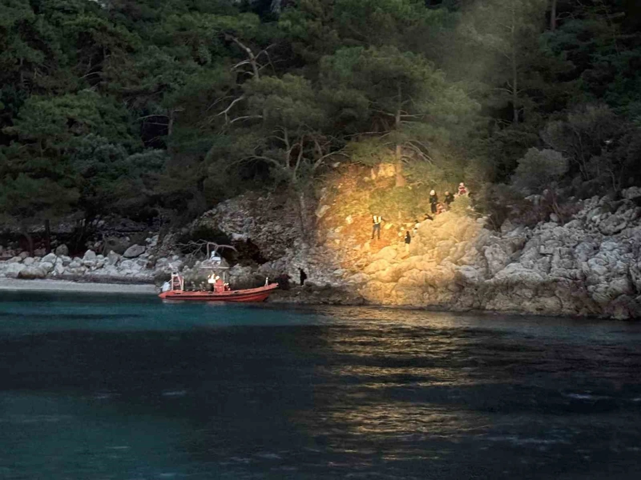 Karadan ulaşım olmayan koyda mahsur kalan düzensiz göçmenler kurtarıldı
