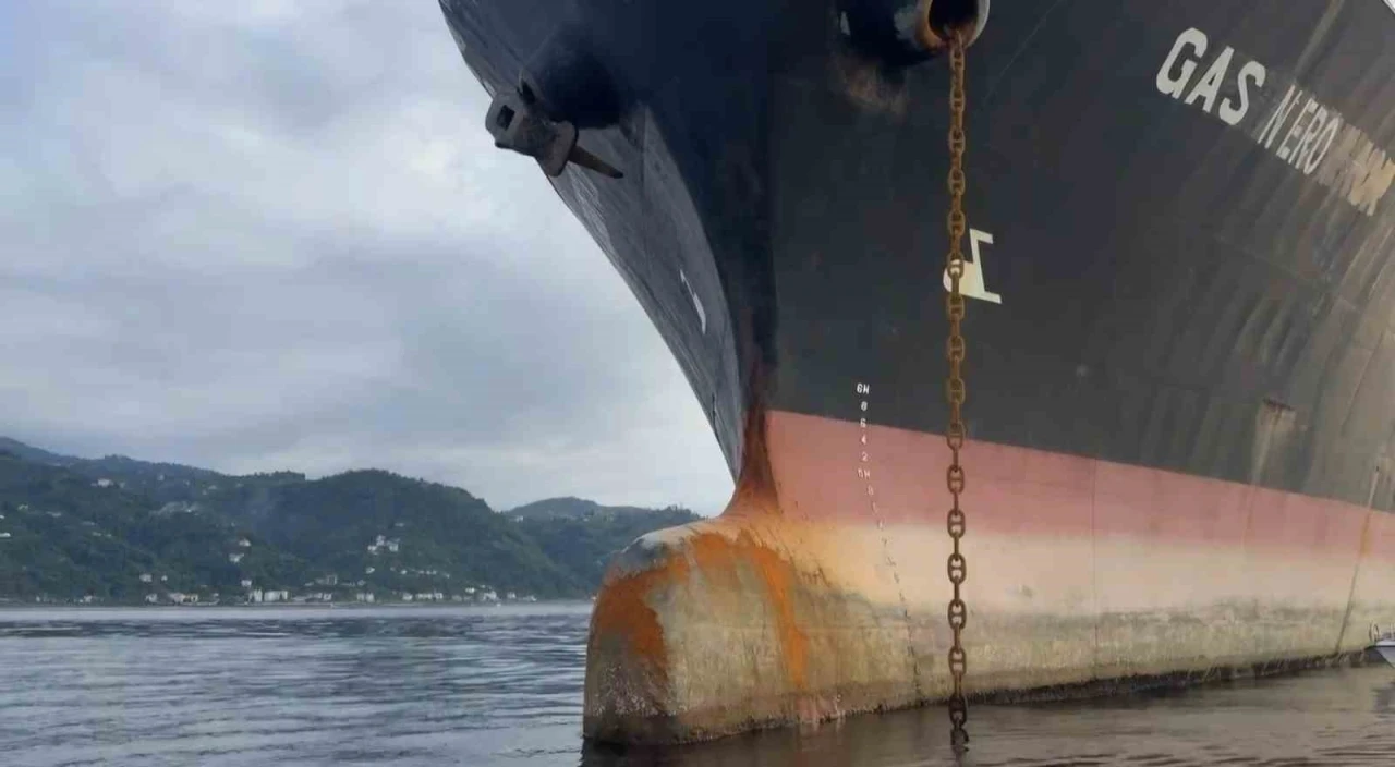 Karadeniz&rsquo;de dron saldırısına uğrayan LPG tankeri S&uuml;rmene Tersanesi&rsquo;nde tamir edilmeyi bekliyor
