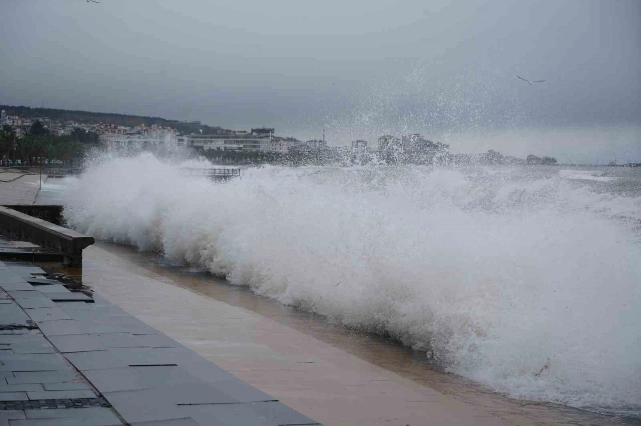Karadeniz&rsquo;de fırtına sahili vurdu: Dev dalgalar taşları kıyıya s&uuml;r&uuml;kledi
