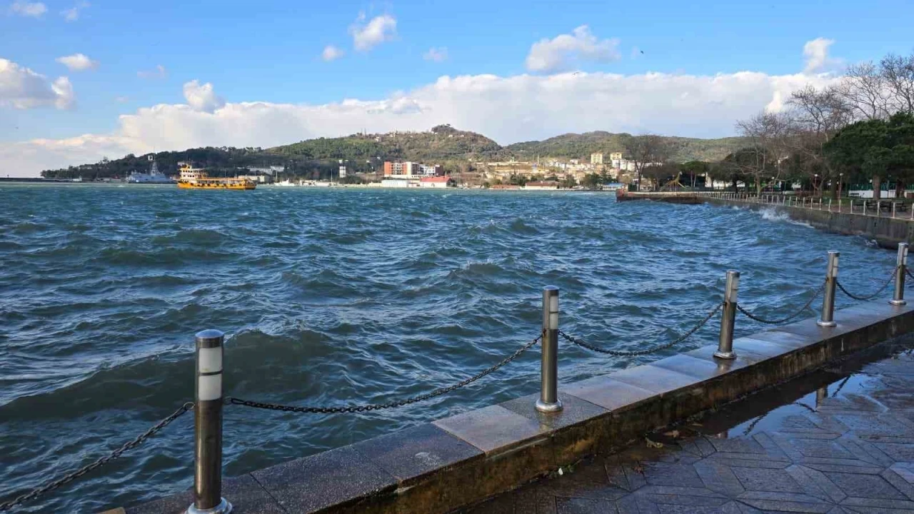 Karadeniz Ereğli&rsquo;de fırtına etkili oldu
