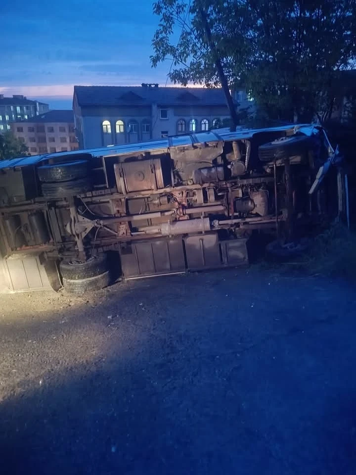 Karadeniz Ereğli’de midibüs park halindeki cipe çarptı: 2 yaralı
