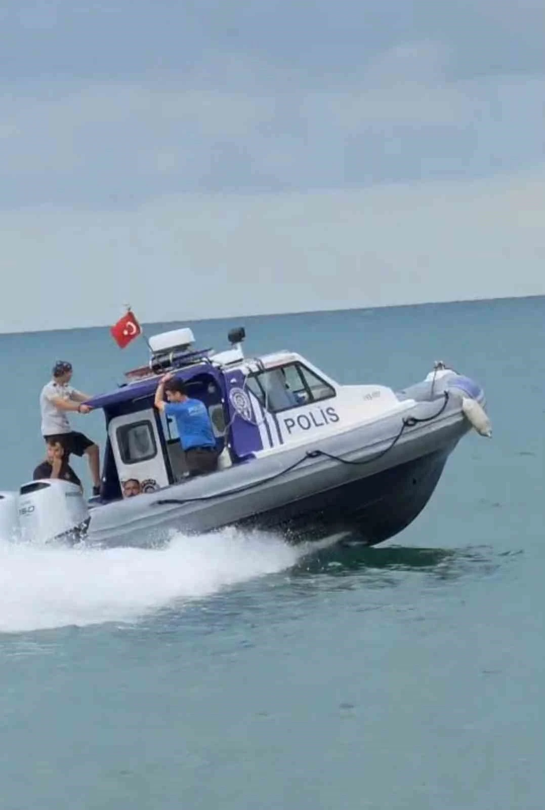 Karadeniz&rsquo;in hır&ccedil;ın dalgaları arasında mahsur kalan y&uuml;z&uuml;c&uuml;y&uuml; deniz polisi kurtardı
