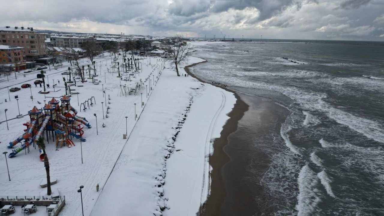Karadeniz&rsquo;in hır&ccedil;ın dalgaları karla buluştu, ortaya eşsiz fotoğraflar &ccedil;ıktı

