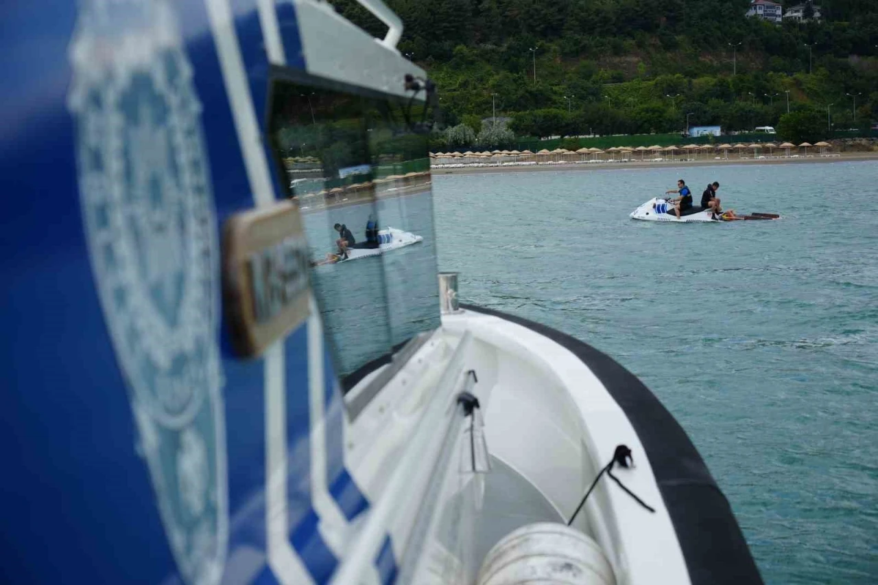 Karadeniz’in hırçın sularında ‘can’ nöbeti: Deniz polisleri zamana karşı yarışıyor
