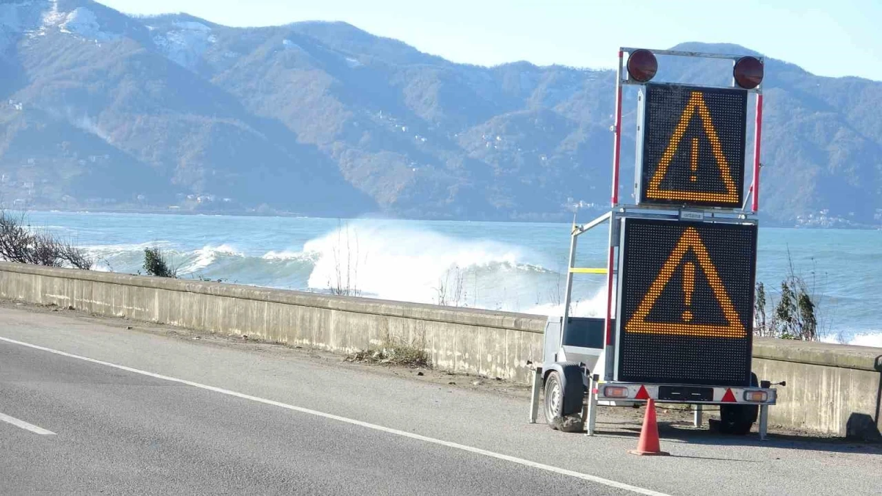 Karadeniz Sahil Yolu&rsquo;nda dalga ve fırtına alarmı
