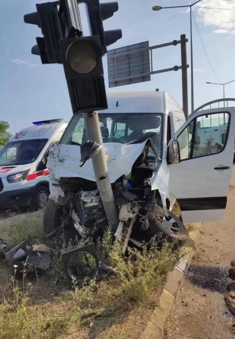 Karadeniz Sahil Yolu’nda minibüs ile otomobil çarpıştı: 13 yaralı
