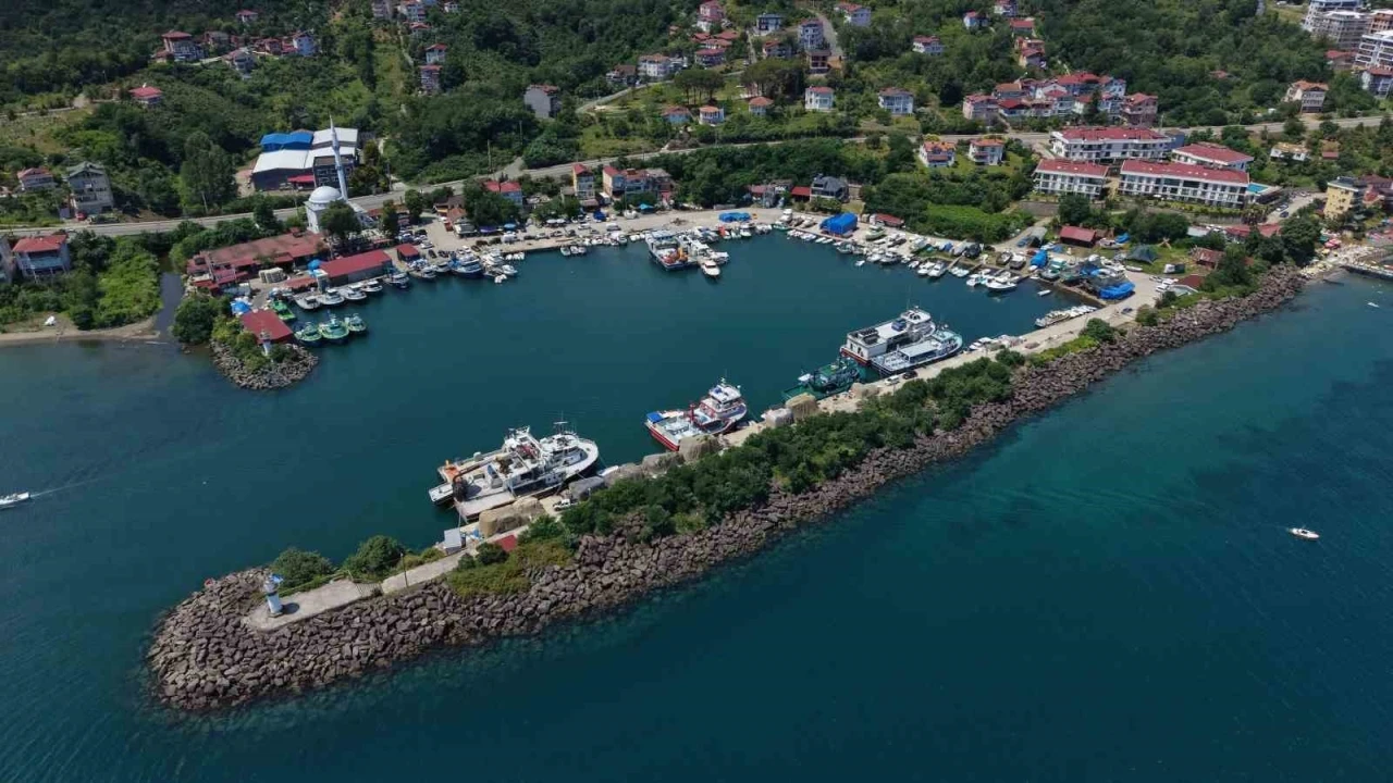 Karadenizli balık&ccedil;ılar sezon i&ccedil;in ağ bakımlarını s&uuml;rd&uuml;r&uuml;yor
