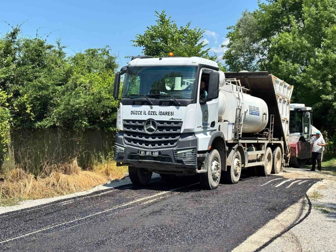 Karadere Hasanağa K&ouml;y&uuml;&rsquo;nde sathi kaplama &ccedil;alışmaları devam ediyor
