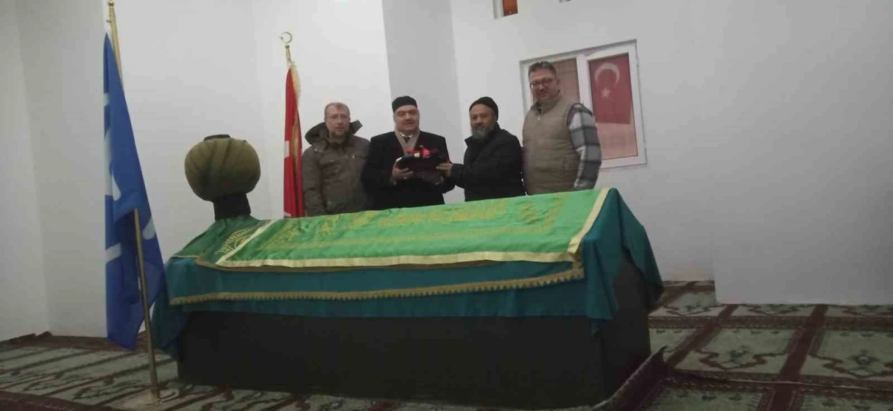 Karadona Hamza Bey&rsquo;in t&uuml;rbesine Sakal-ı Şerif hediye edildi

