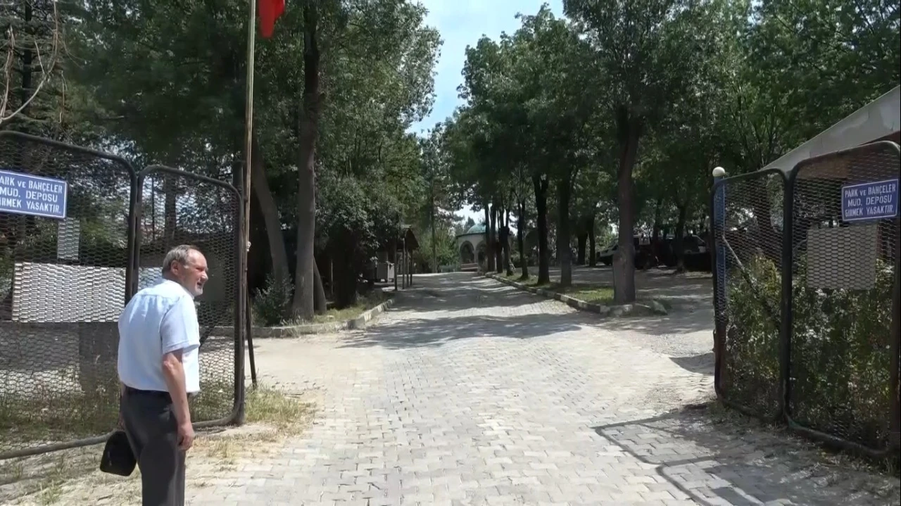 Karag&ouml;z Ahmed Paşa&rsquo;nın K&uuml;tahya&rsquo;daki kabri ve tarihi alan i&ccedil;in "ziyarete a&ccedil;ılmalı" &ccedil;ağrısı
