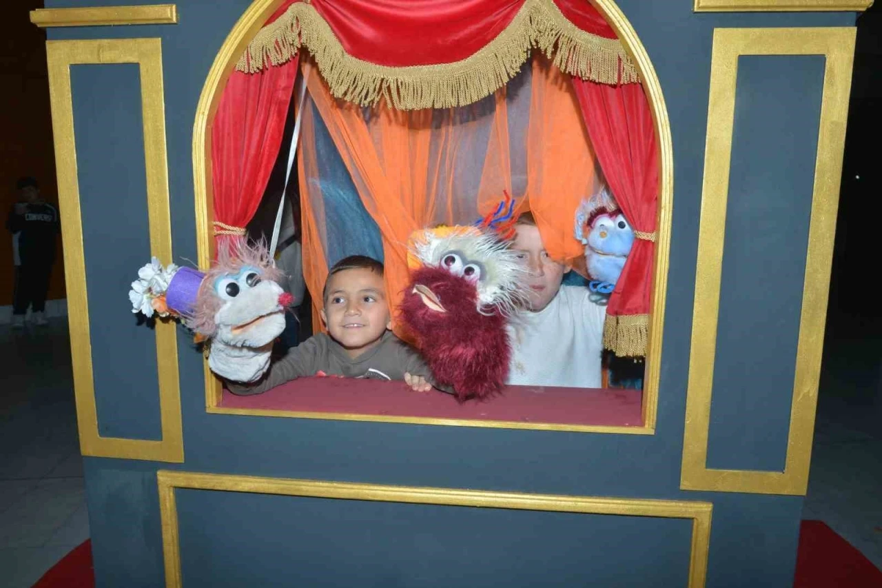 Karagöz Kukla Ve Gölge Oyunları’na renkli açılış
