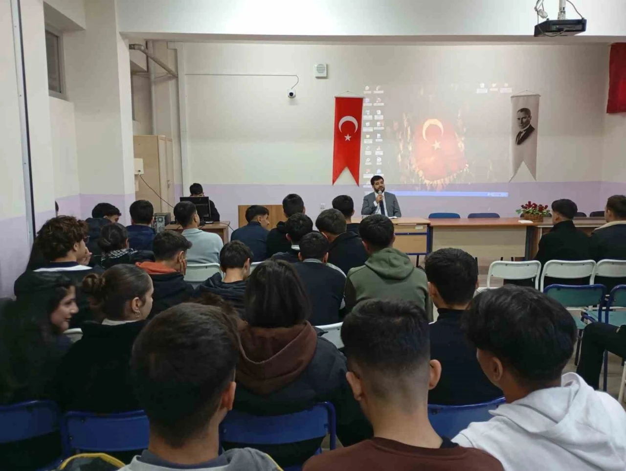 Karako&ccedil;an&rsquo;da &ouml;ğrencilere konferans
