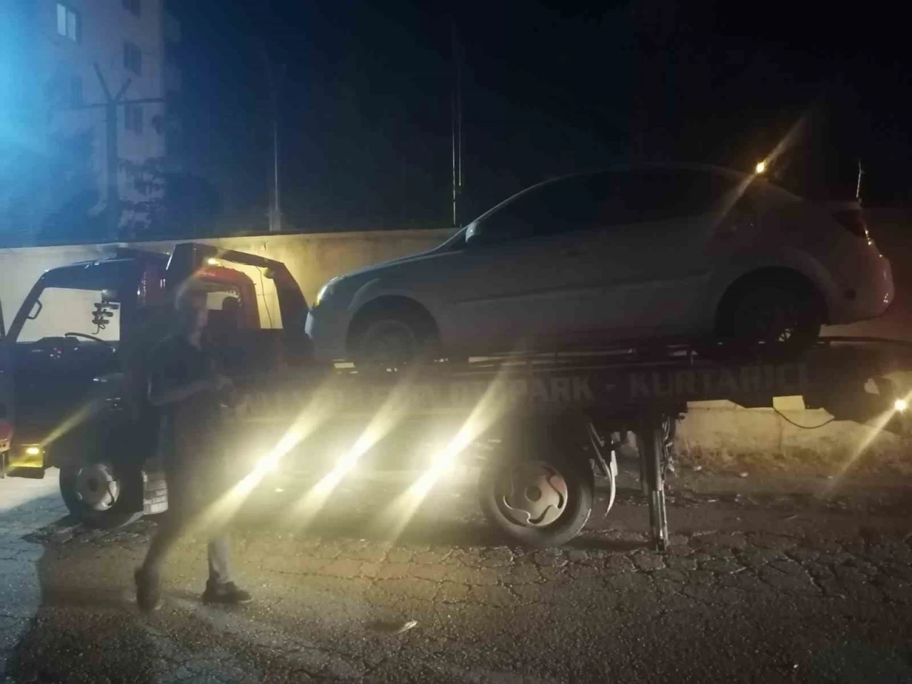 Karakol yoluna park edilen ara&ccedil;lar &ccedil;ekiciyle kaldırıldı
