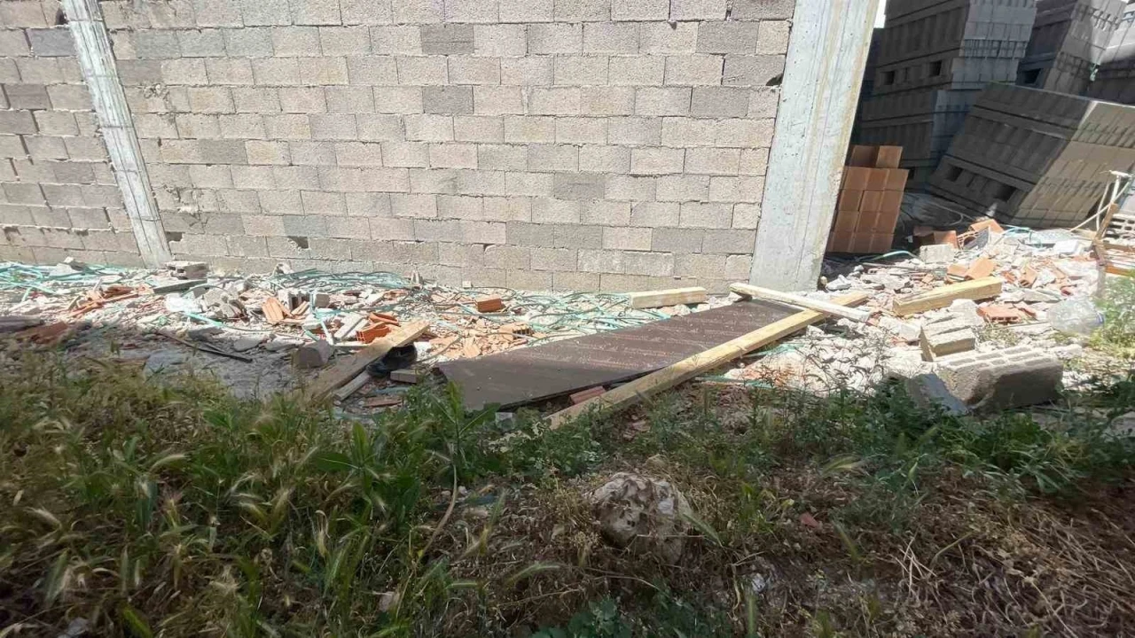 Karaman&rsquo;da 3&rsquo;&uuml;nc&uuml; kattan d&uuml;şen kalıp ustası ağır yaralandı

