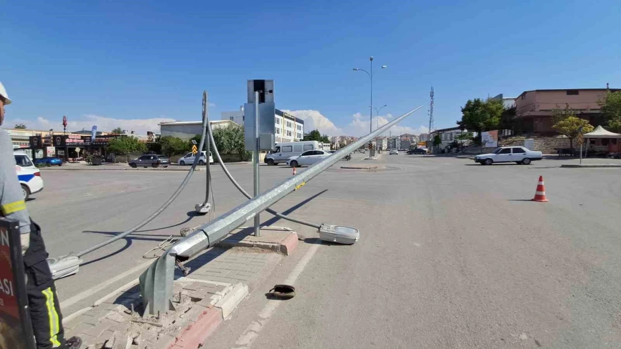 Karaman’da aydınlatma direğini deviren araç kaçtı
