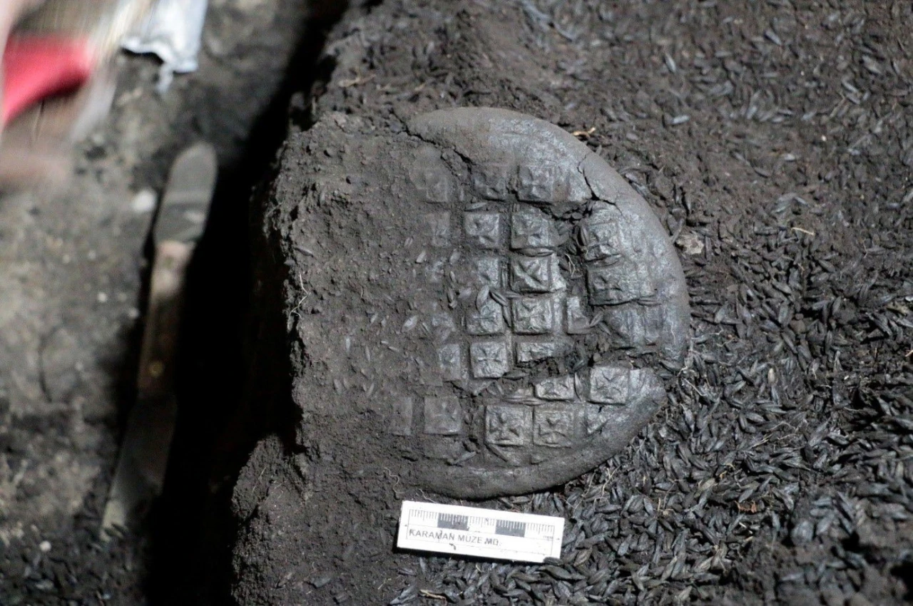 Karaman’da bin 300 yıllık bezemeli arpa ekmekleri bulundu
