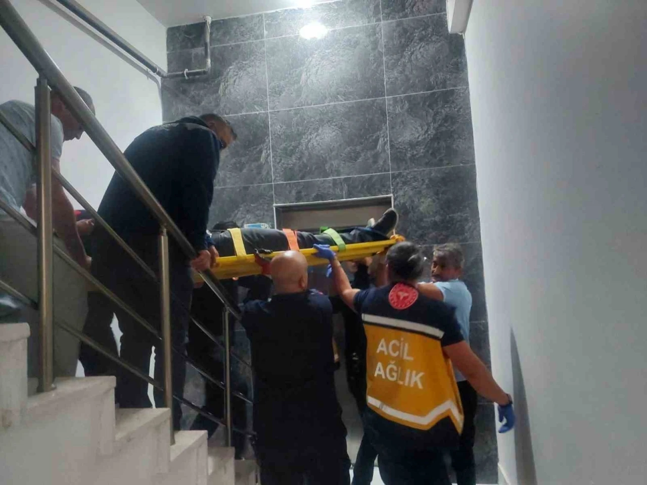 Karaman’da bir kat aşağıya düşen asansördeki şahıs yaralandı
