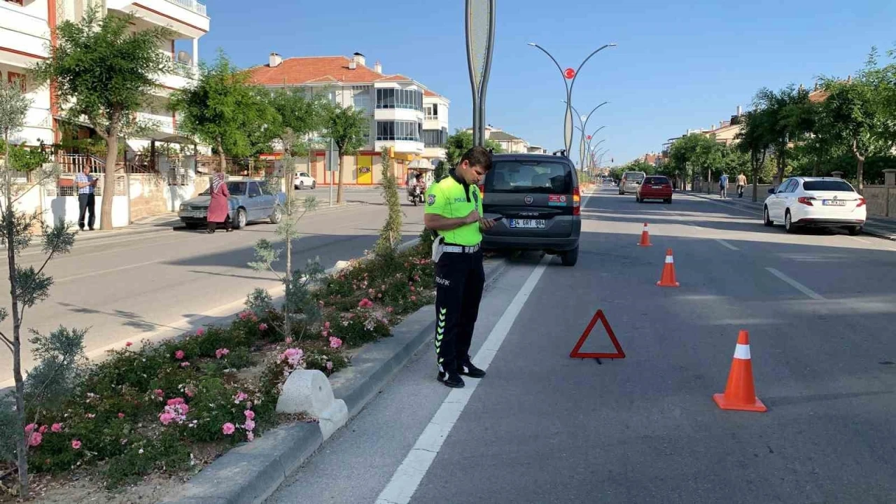 Karaman’da direğe çarpan hafif ticari aracın sürücüsü yaralandı

